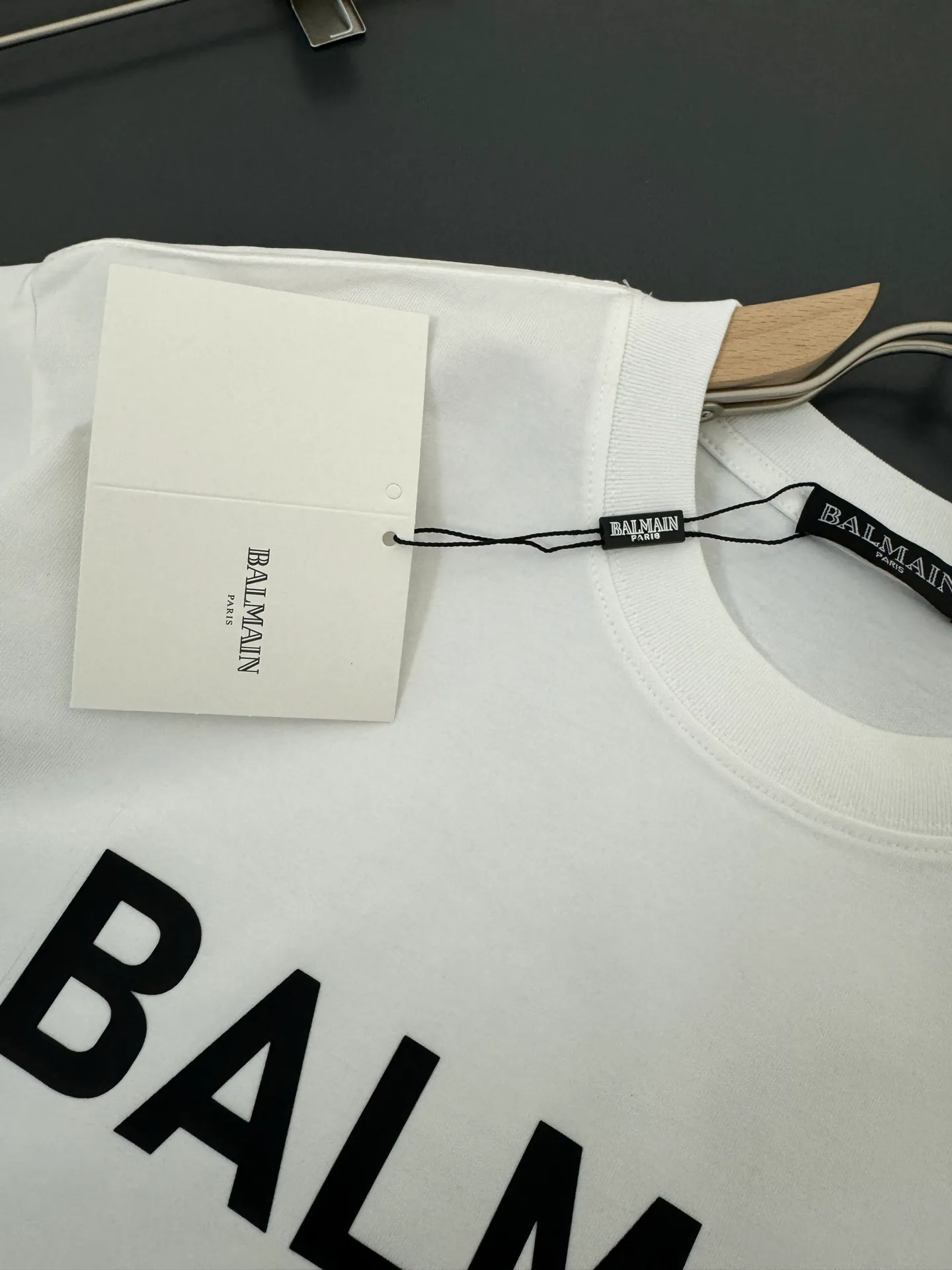 Balmain Balmain g-gram heavy cotton t-shirt thick Breathable loose fit Silicone process logo design Spring and summer New Arrival round neck fashionable short-sleeved t-shirt Comfortable against the skin, durable and easy to wear The original craftsmanship is meticulous, a must-have for casual Versatile Color: Black White Sizes: S M L XL XXL